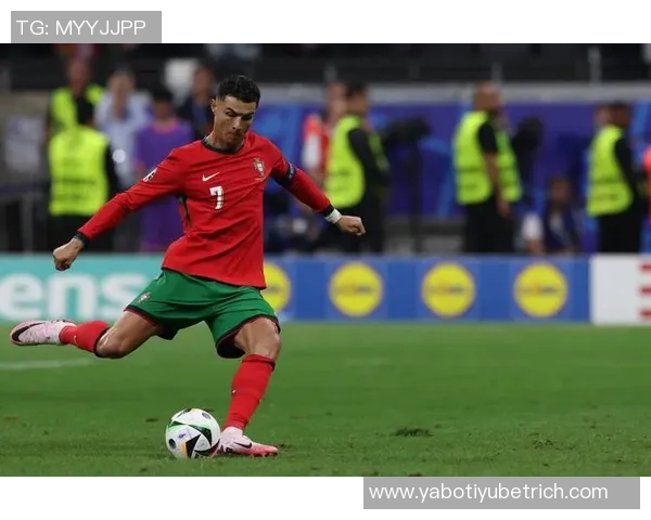 C罗因肘击被红牌罚下葡萄牙媒体预测将禁赛三场但FIFA态度不同